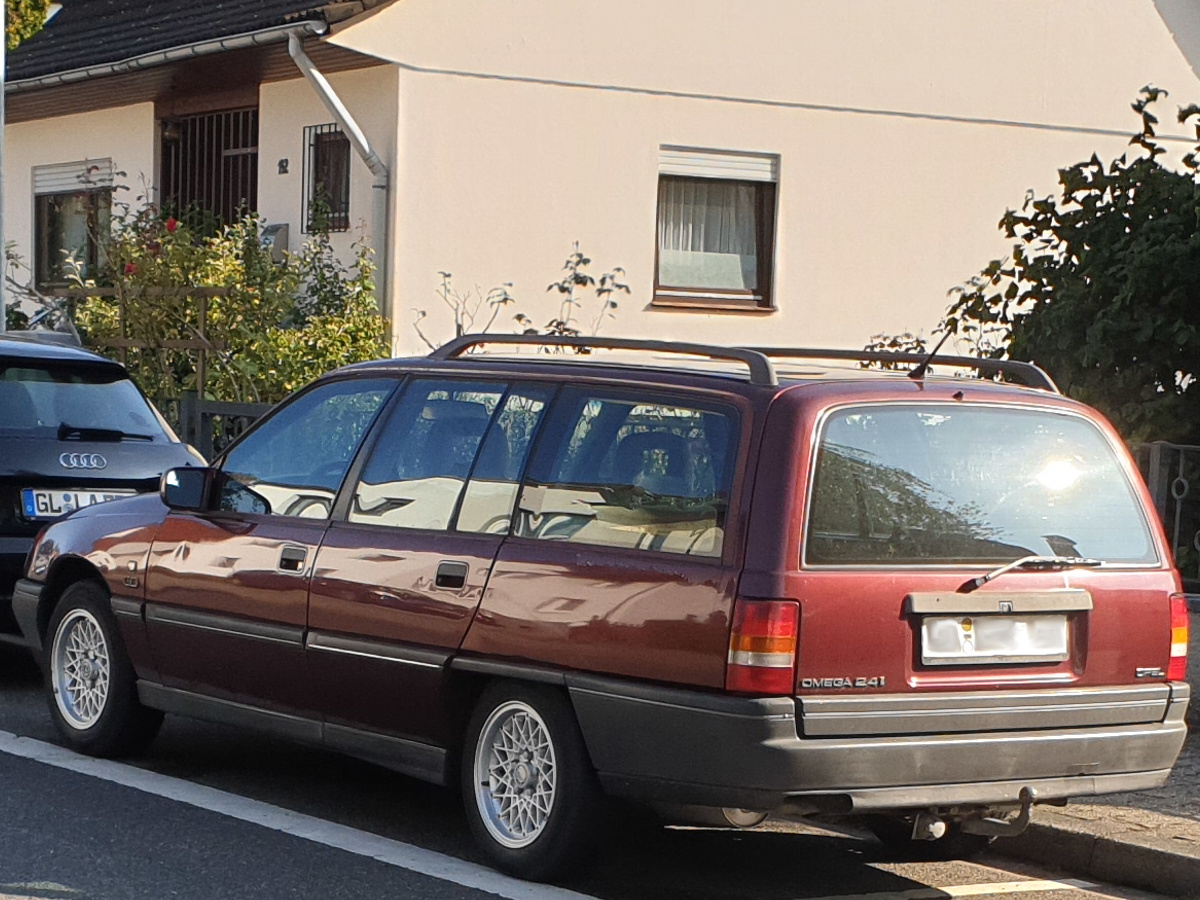 Opel Omega A Caravan 2,4 I CD Diamant