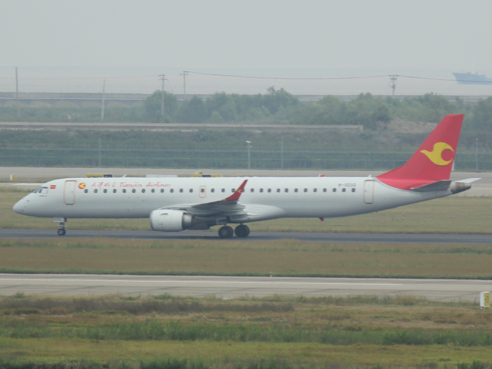 Embraer ERJ-195 von Tianjin Airlines