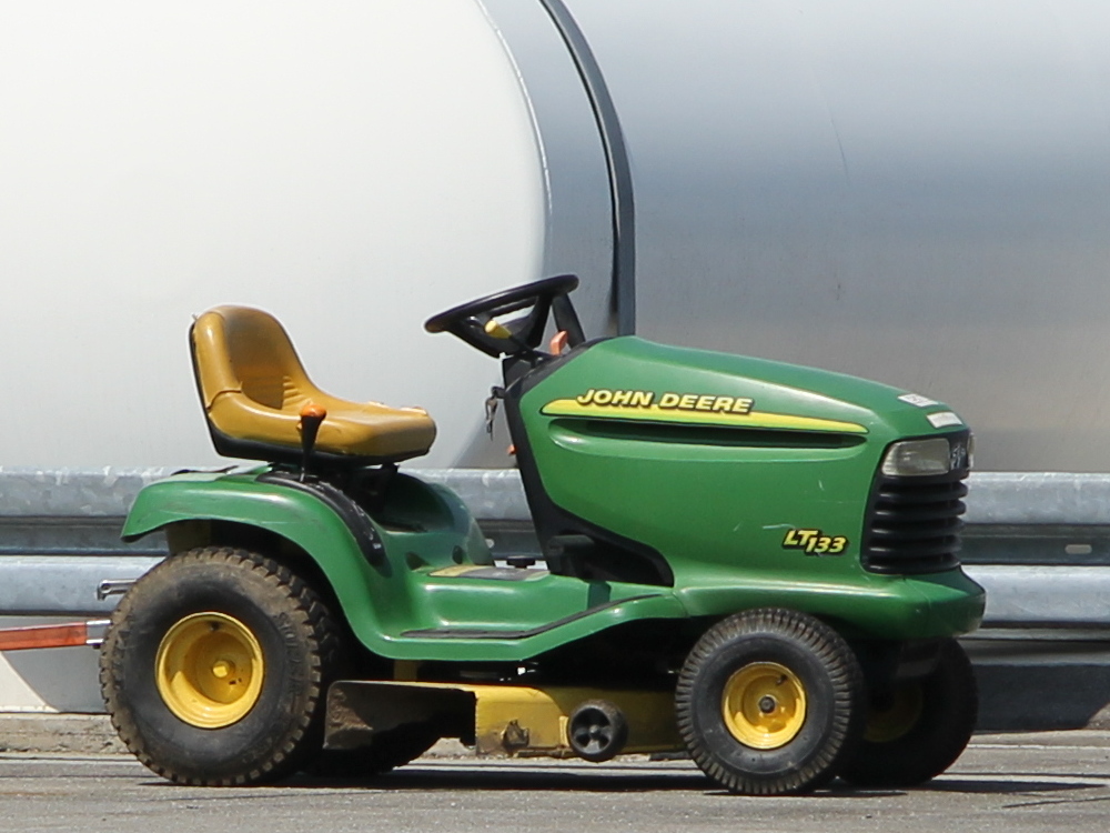 John Deere LT 133