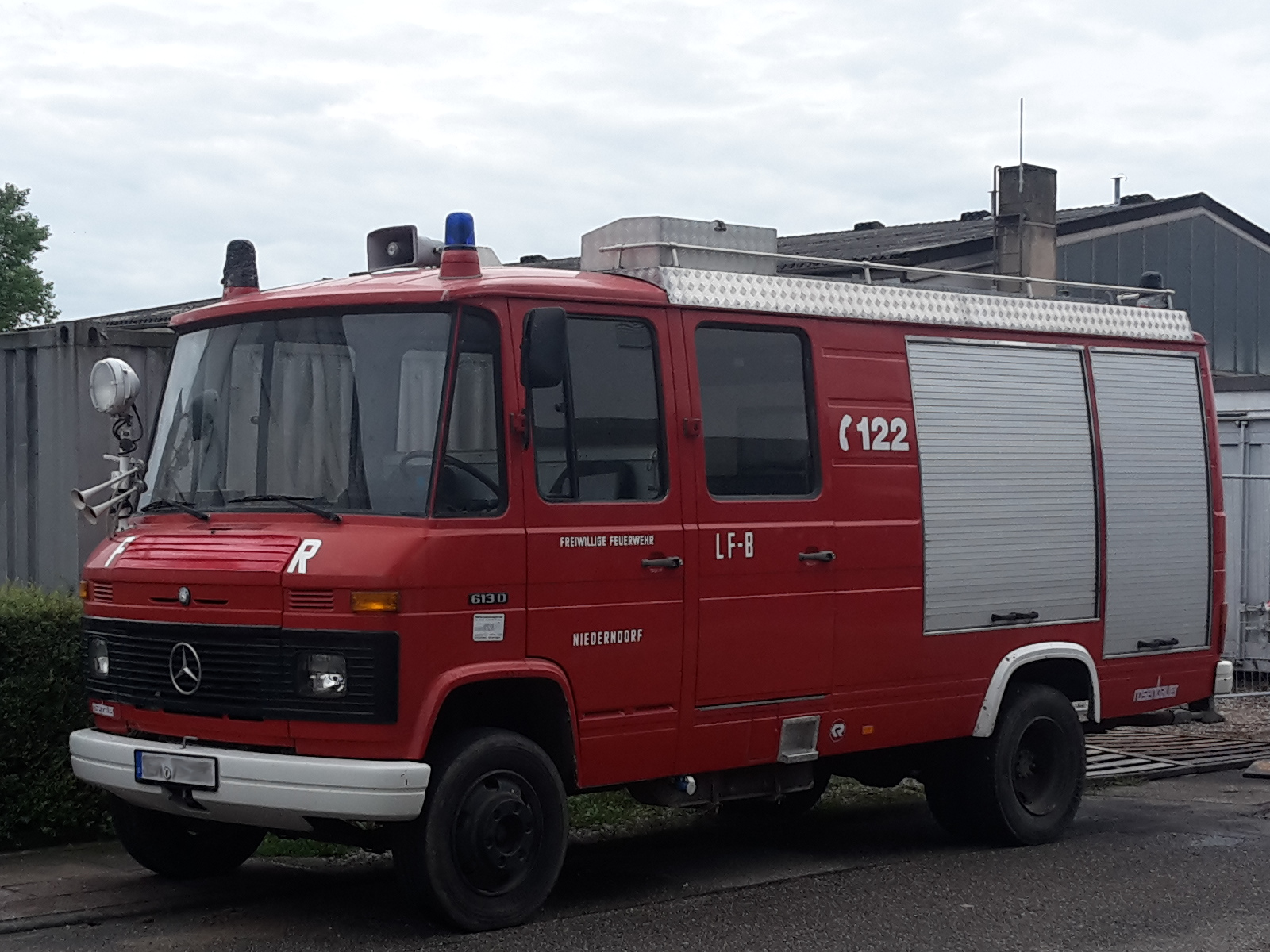 Mercedes Benz 613 D mit Aufbau von Rosenbauer