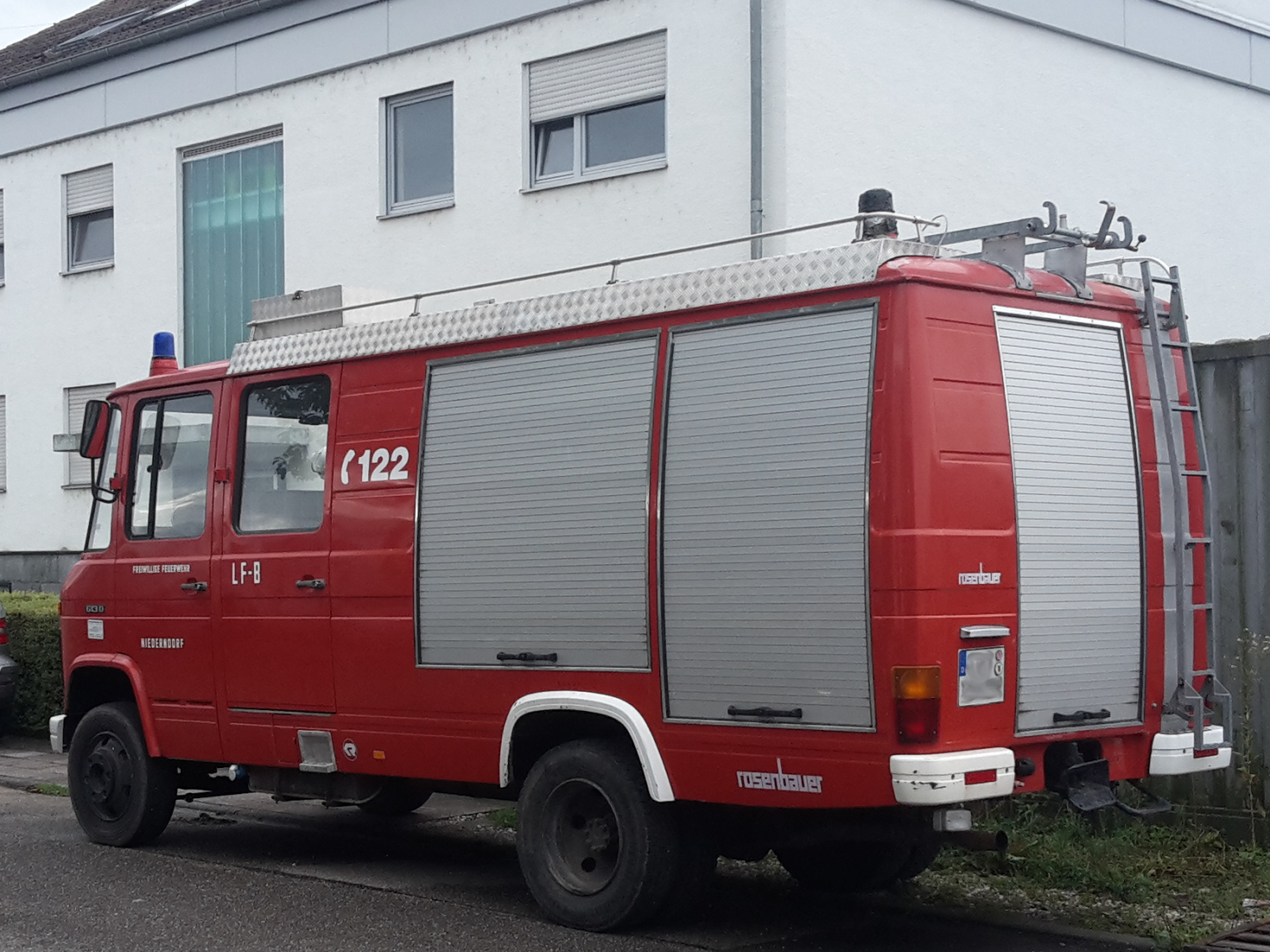 Mercedes Benz 613 D mit Aufbau von Rosenbauer