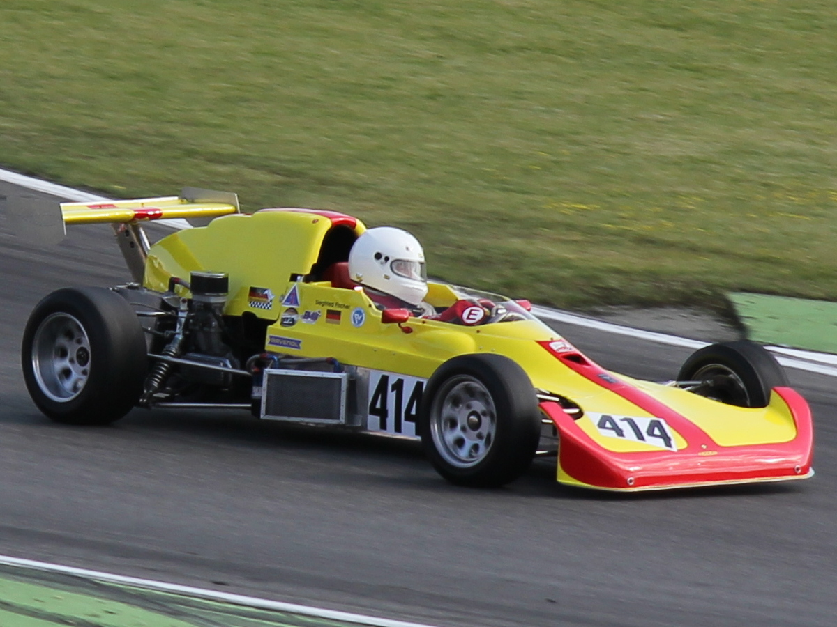 Lola T 324