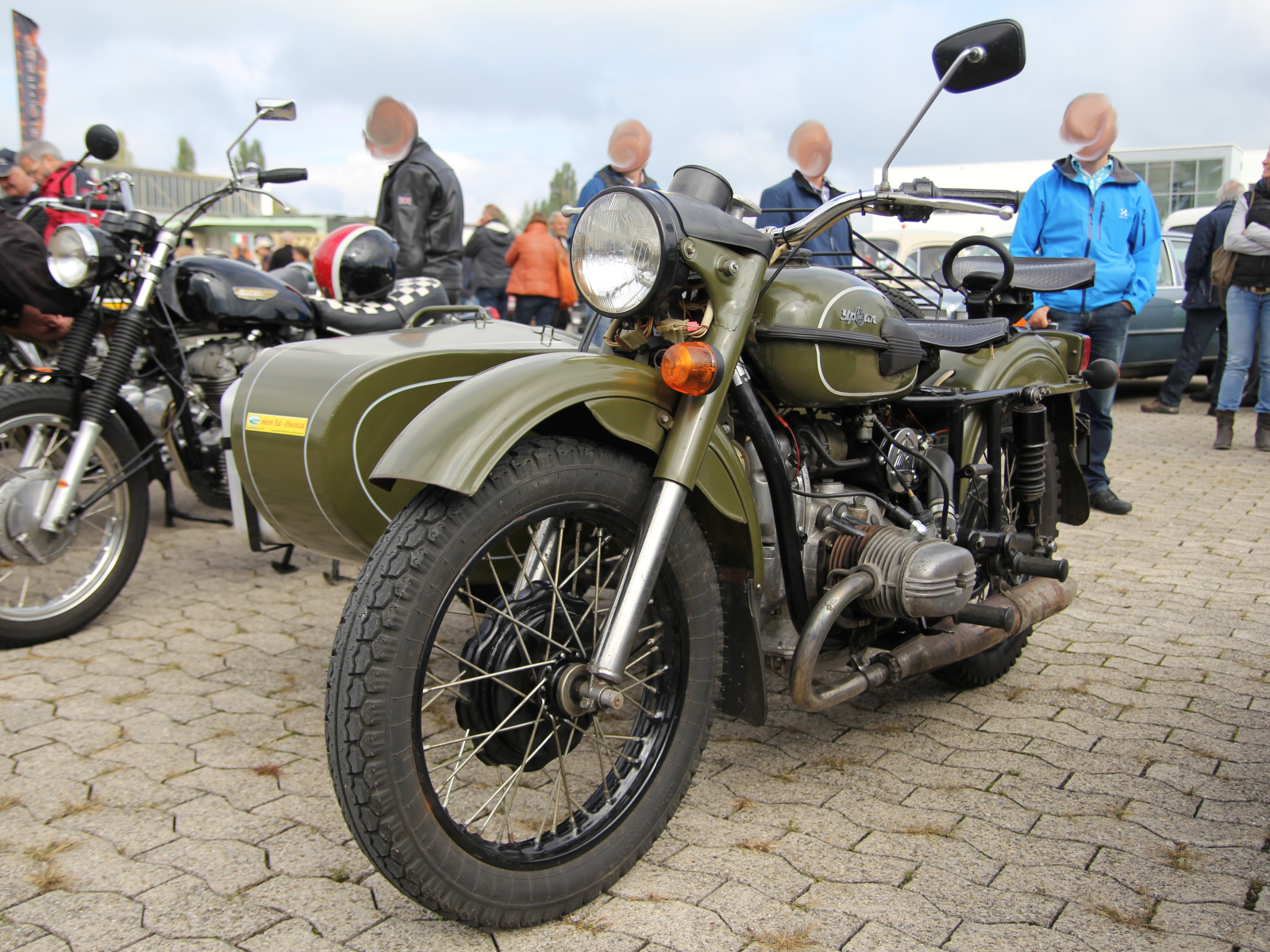 Ural mit Beiwagen