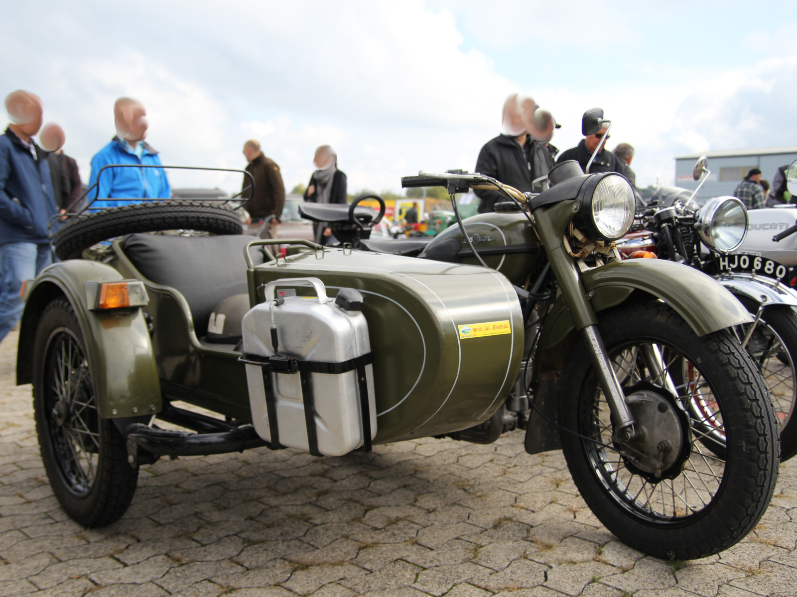 Ural mit Beiwagen