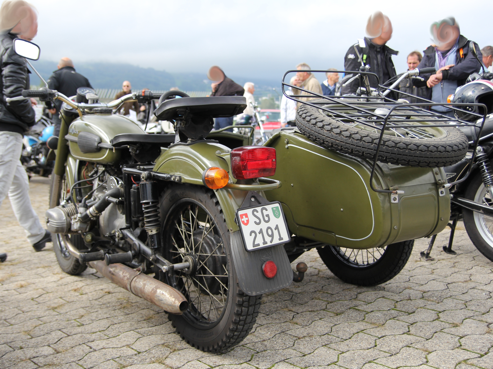 Ural mit Beiwagen