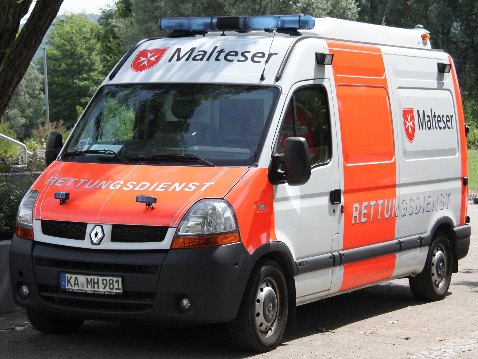 Renault Master Malteser mit Aufbau von Binz